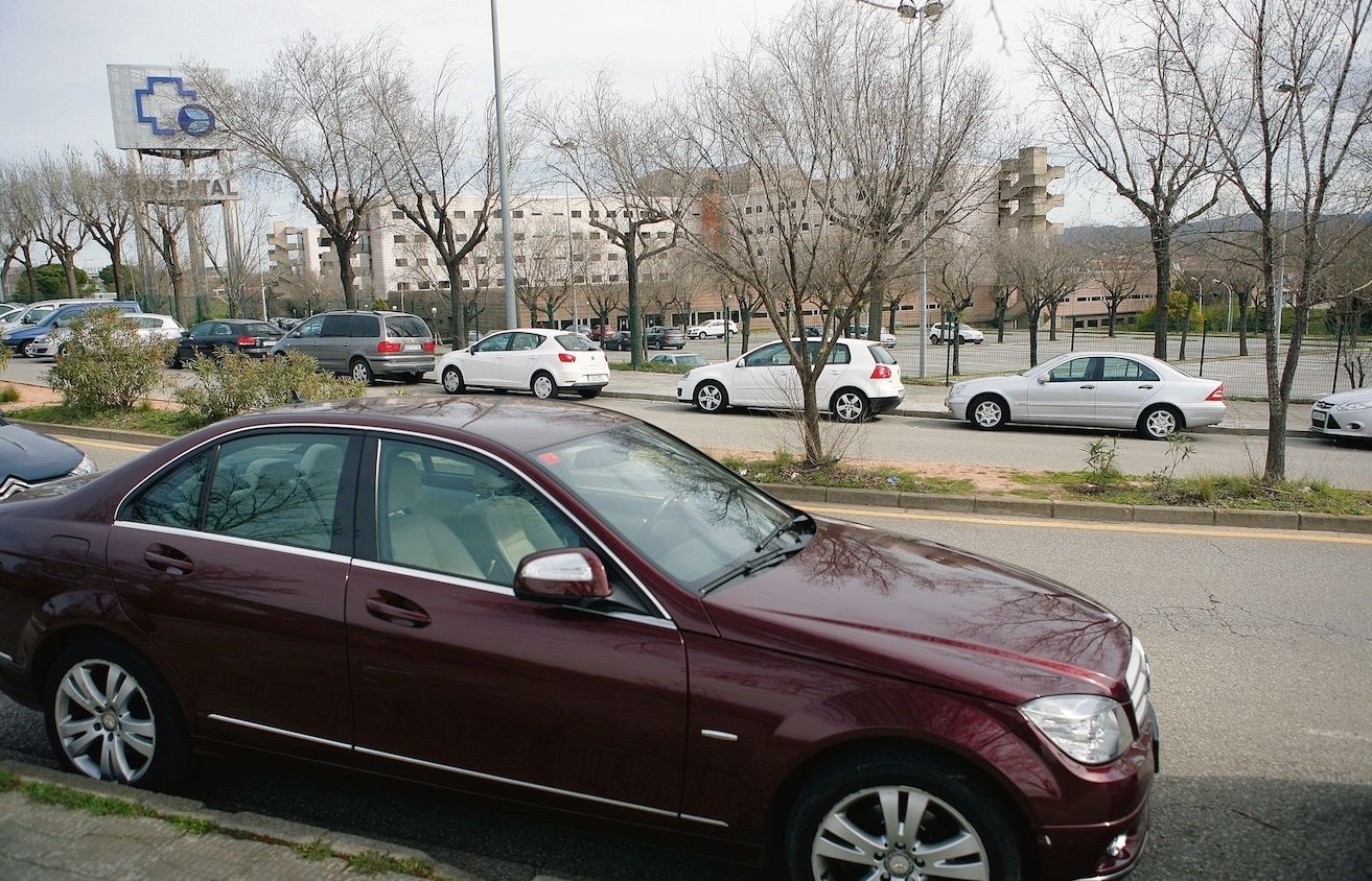 Carrers plens de vehicles Cada dia centenars de cotxes sacumulen als carrers de la zona de Can Cabassa. FOTO: Artur ribera