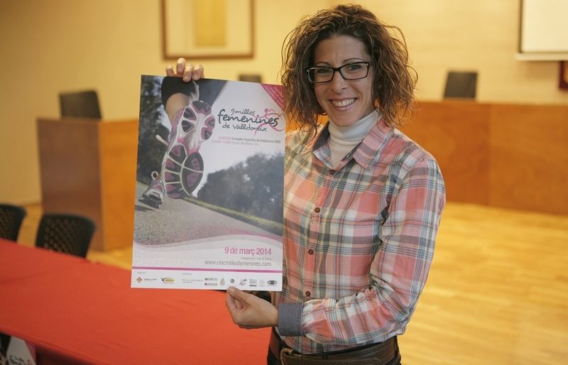 L'atleta catalana Beatriz Pascual, amb el cartell de les 5 Milles Femenines de Valldoreix. FOTO: Artur Ribera