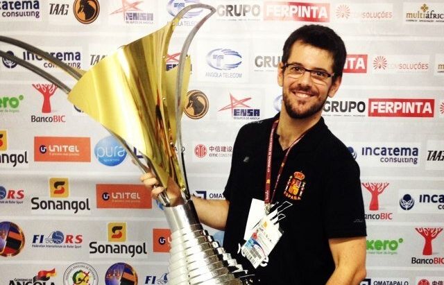 Bernat de Pablo, amb el trofeu de campió del món. FOTO: Cedida