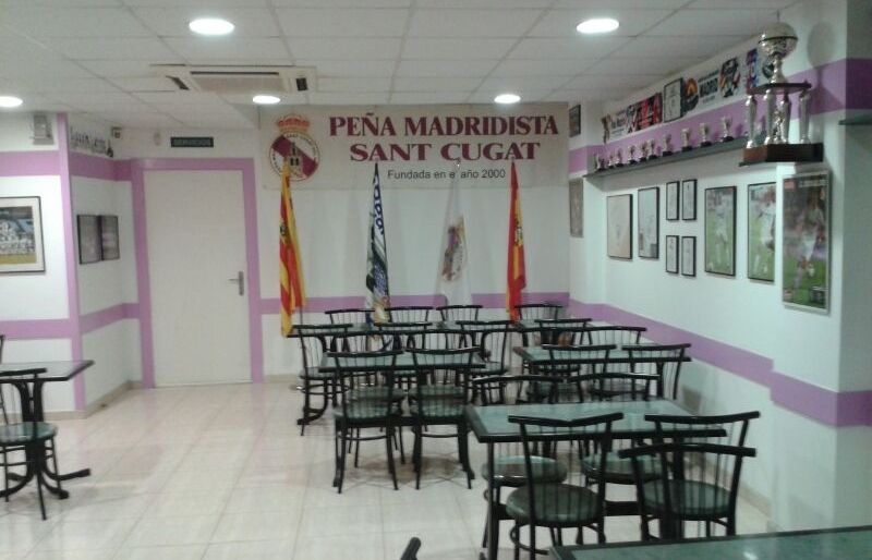 Imatge interior de la Penya Madridista de Sant Cugat, situada a la plaça d'en Coll. FOTO: Penya Madridista de Sant Cugat