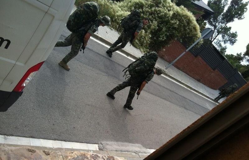 Militars fent maniobres en una zona urbana. FOTO: Cedida