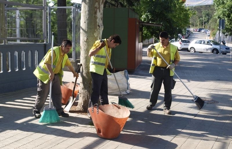 La brigada municipal treballant. FOTO: Arxiu 