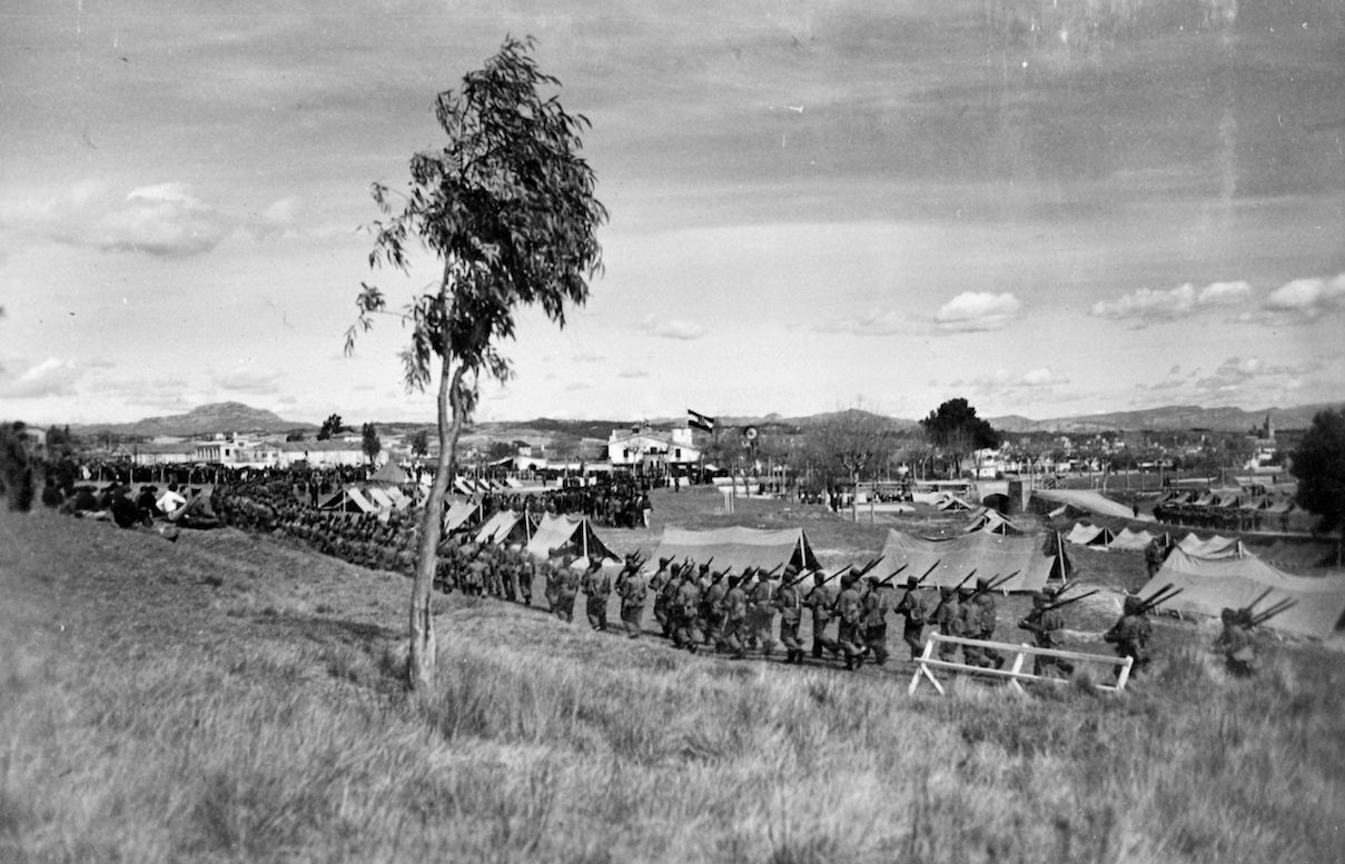 Instrucció militar durant la inauguració del primer camp d'instrucció militar de l'Exèrcit Popular Regular a Sant Cugat del Vallès. FOTO: Fons Generalitat de Catalunya