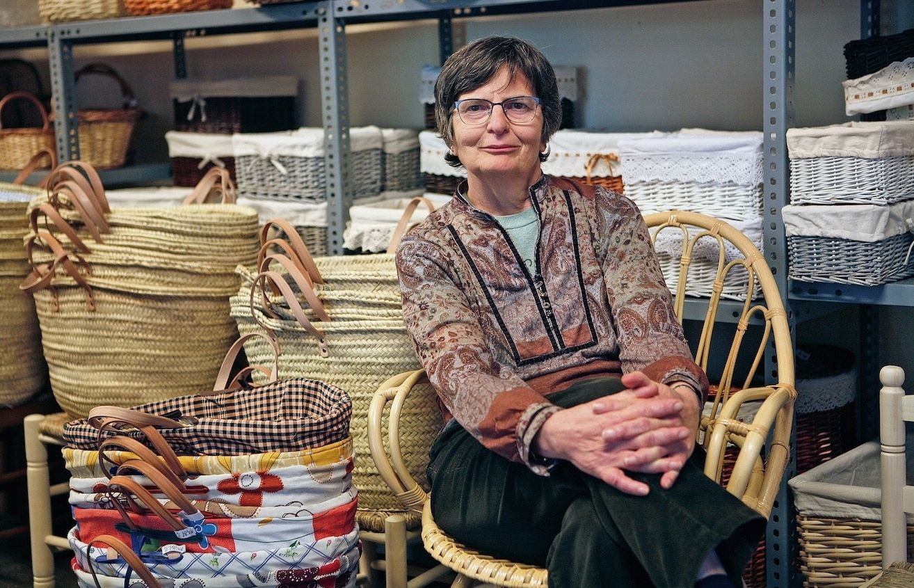  La propietària de Cal Bolet envoltada pels cistells i les joguines que ven. FOTO: Artur Ribera