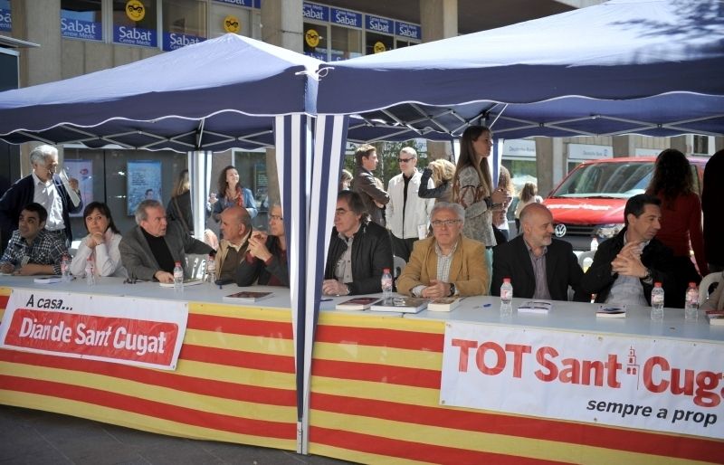 Una de les edicions anteriors de la taula d'escriptors local, situada a la plaça dels Quatre Cantons. FOTO: Amanda Bernal