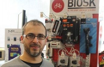 Josué Sospedra davant d'un dels expositors Biosk d'una gasolinera. FOTO: Cedia 