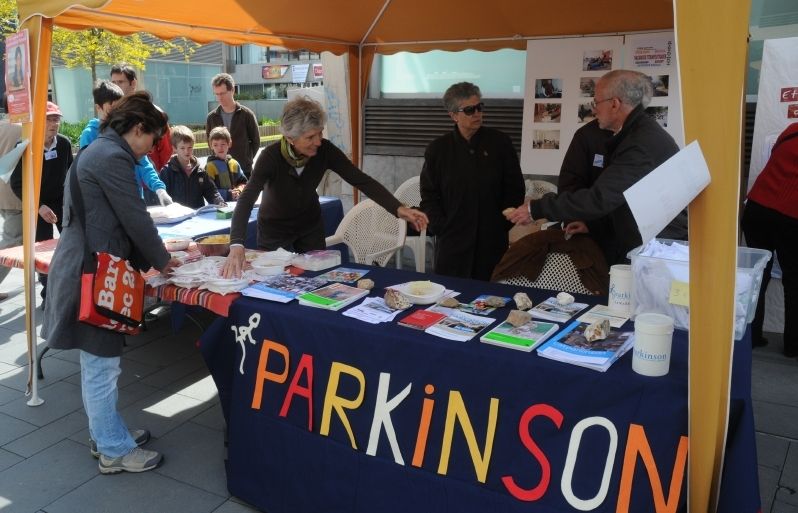 Taula en el Dia Mundial del Parkinson d'una edició anterior. FOTO: David Fernández