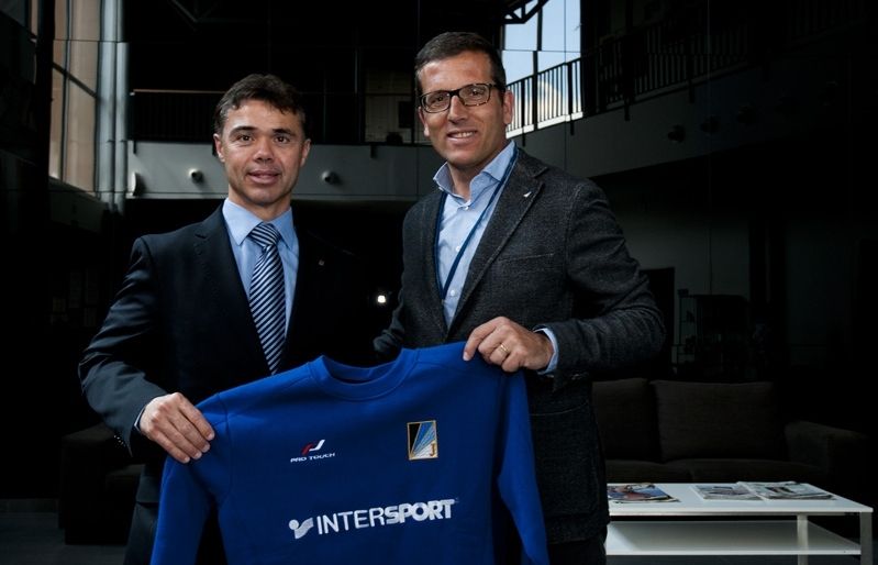 Ivan Tibau, secretari general de l'Esport, i Miky Ranera, president del Junior FC, durant la visita institucional. FOTO: David Molinaes