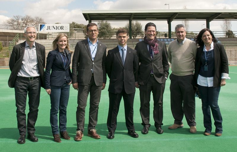 Ivan Tibau, amb els directius del Junior FC. FOTO: David Molina