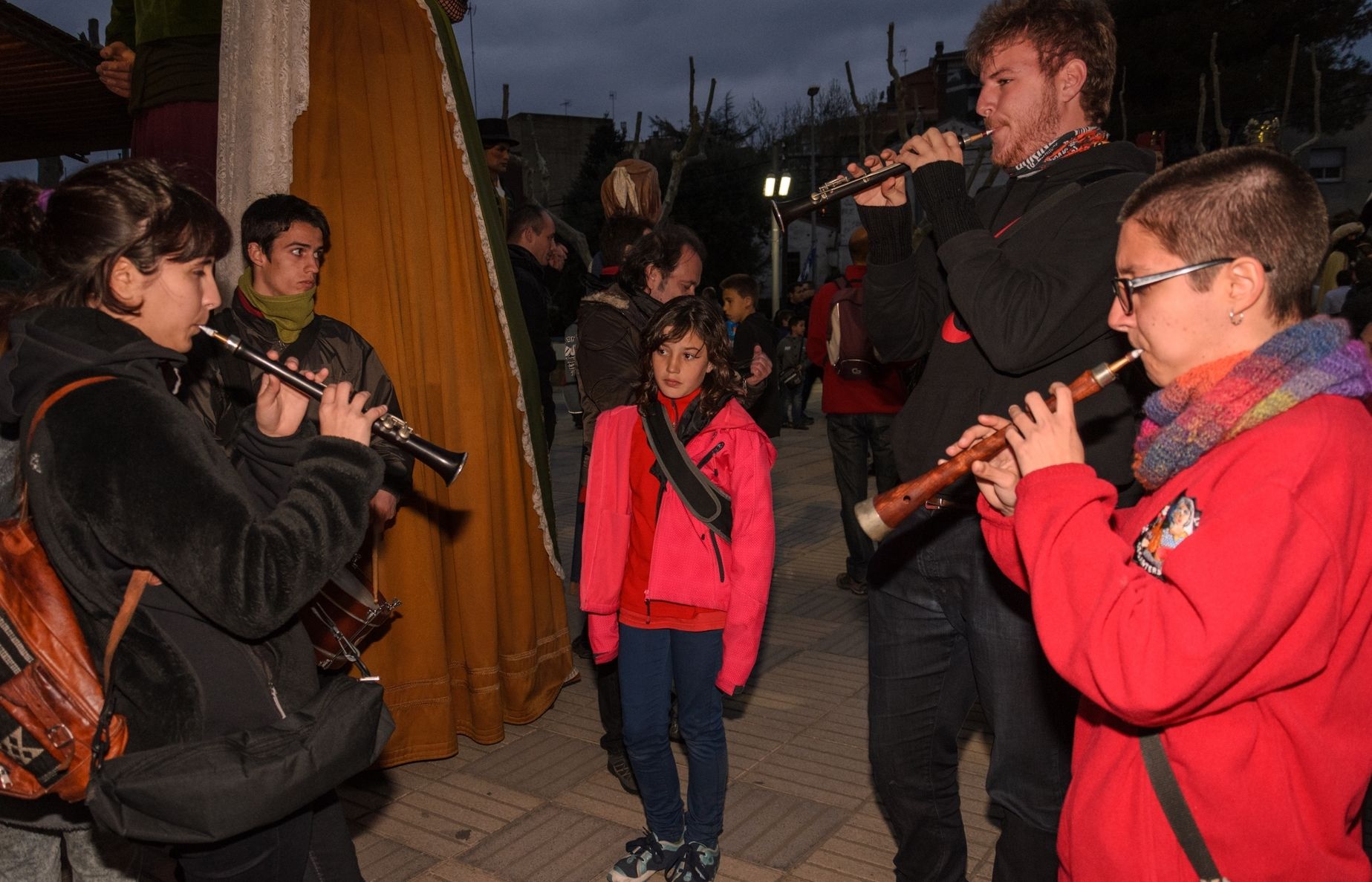 Des de les 19 hores de dissabte hi va haver cercavila de grallers pels carrers del municipi. FOTO: Cedida / Joseba Ruiz