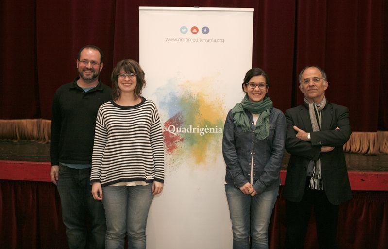 David Gil, Lourdes Martínez, Esther Madrona i Xavier Escura amb el cartell de l'espectacle. FOTO: Artur Ribera