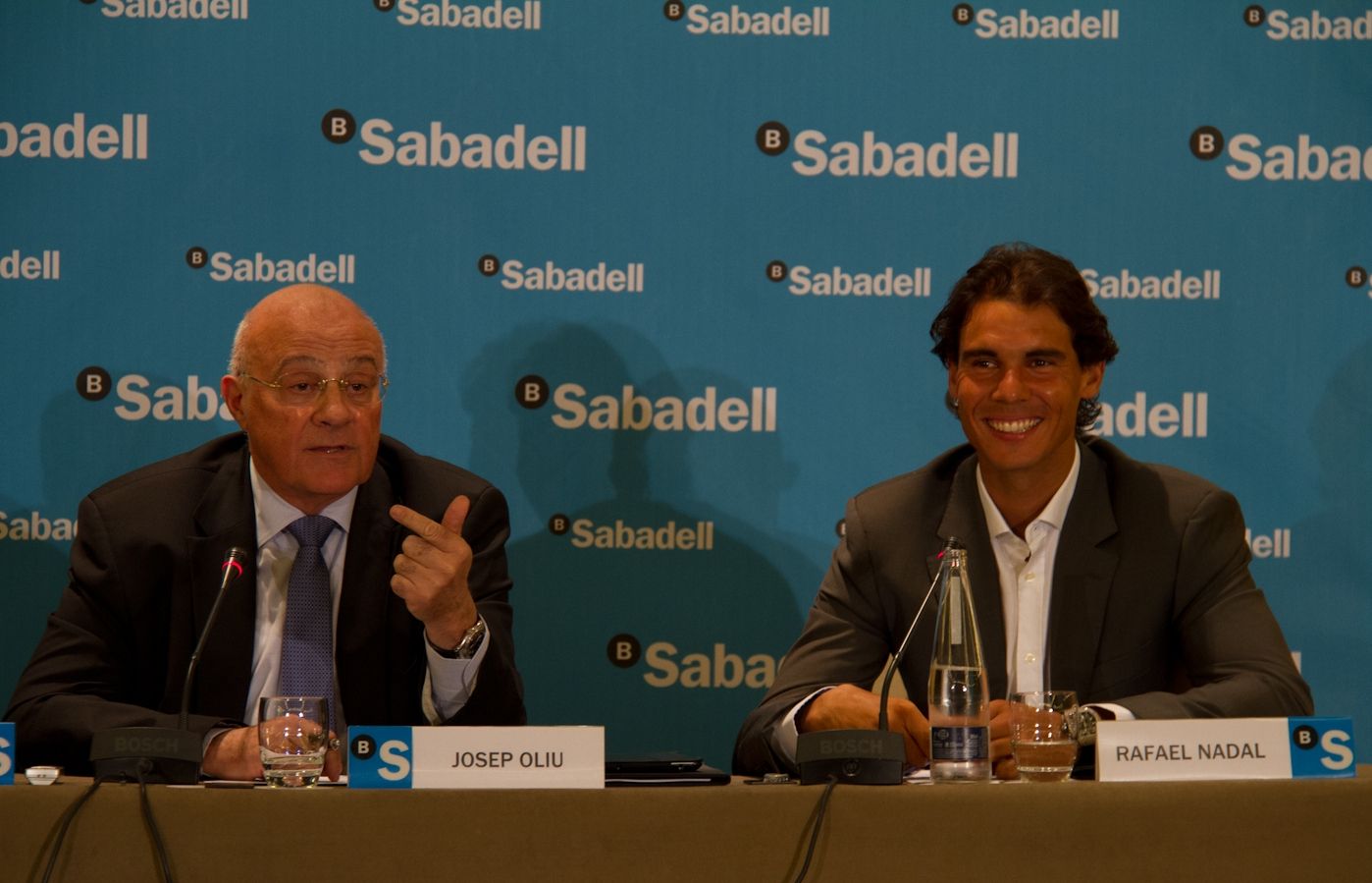 El president de Banc Sabadell, Josep Oliu i el tenista Rafael Nadal, durant la roda de premsa. FOTO: Cedida 