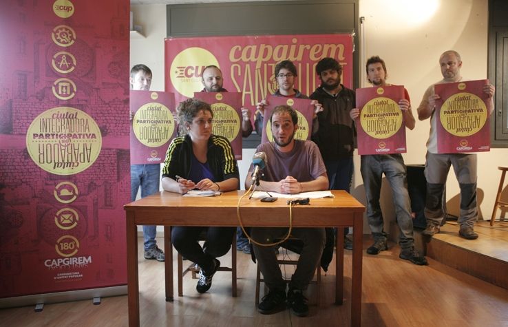 Membres de la CUP han presentat la campanya al Terra Dolça. FOTO: Artur Ribera