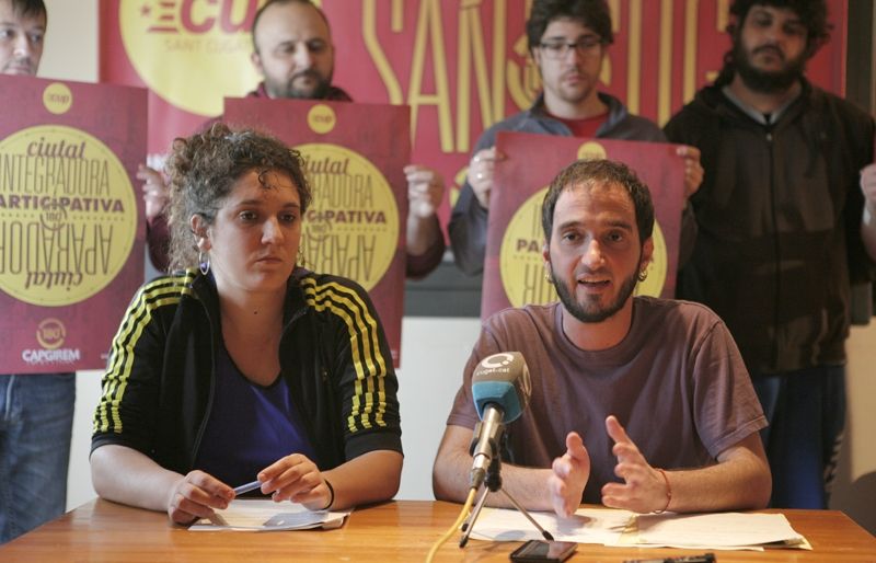 Núria Gibert i Ignasi Bea a la roda de premsa de la CUP. FOTO: Artur Ribera