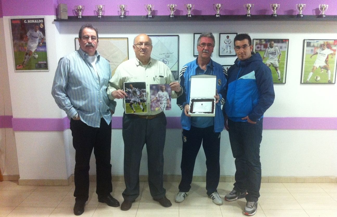 Miguel Bailon, Jose Luís de Vicente, José Javier Beteta i Alfonso Figueroa, amb diferents obsequis. FOTO: À. L. P.