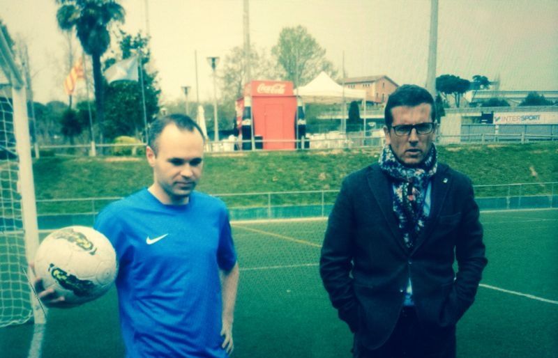 Andrés Iniesta i Miky Ranera, a les instal·lacions del Junior FC. FOTO: Cedida