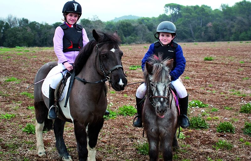 Gaudeix dels cavalls a l'Hípica Can Calders