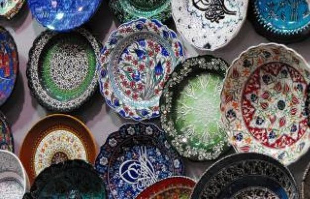 Els plats decoratius, una bona opció per decorar la llar. FOTO: Cedida