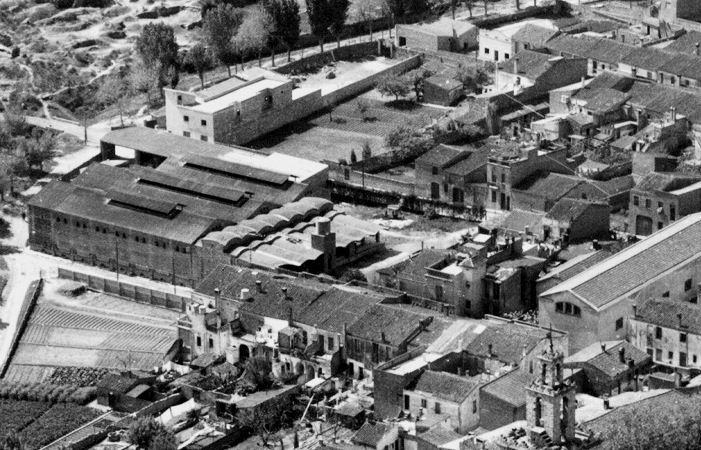 Vista aèria amb el Celler Cooperatiu a lesquerra, lany 1968. FOTO: Cedida/Arxiu Municipal de Sant Cugat