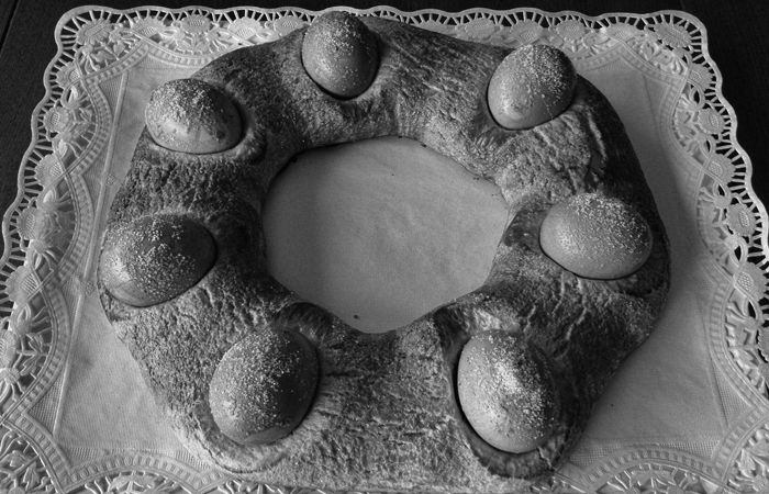 La tradicional mona de Pasqua se segueix fent, però es va perdent la tradició. FOTO: Cedida