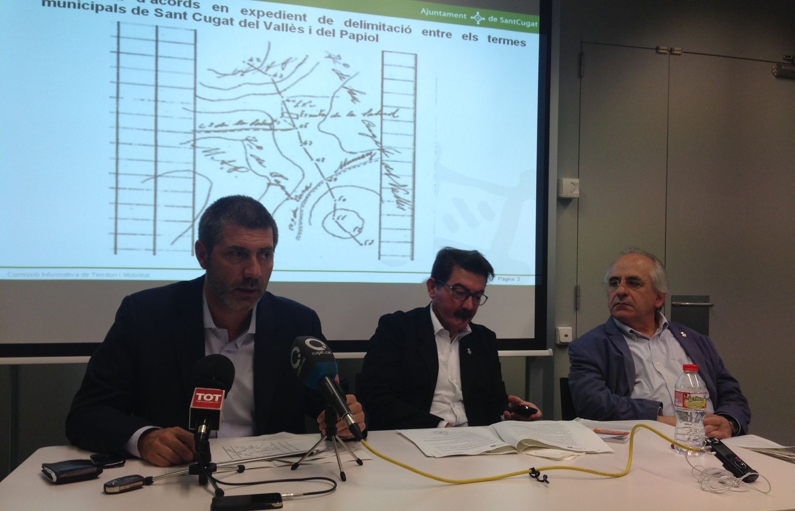 Pere Casajoana, Josep Romero i Joan Puigdomènech a la roda de premsa sobre el ple d'abril. FOTO: A.Mira
