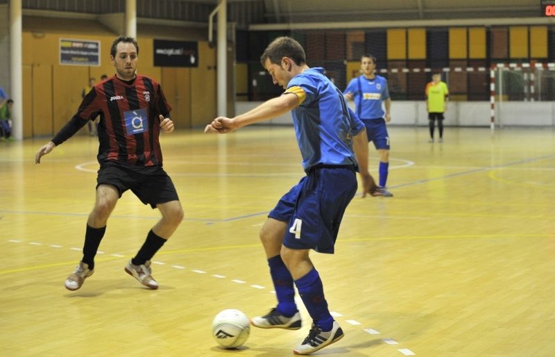Xavi Oliveras, del FS Sant Cugat, i Martí Àngel, de l'Olímpyc, en el partit d'anada (1-1). FOTO: Amanda Bernal