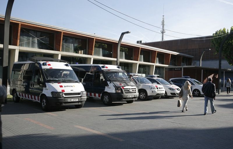 Desplagament dels Mossos d'Esquadra i la Policia Local al Pavelló 3. FOTO: Artur Ribera