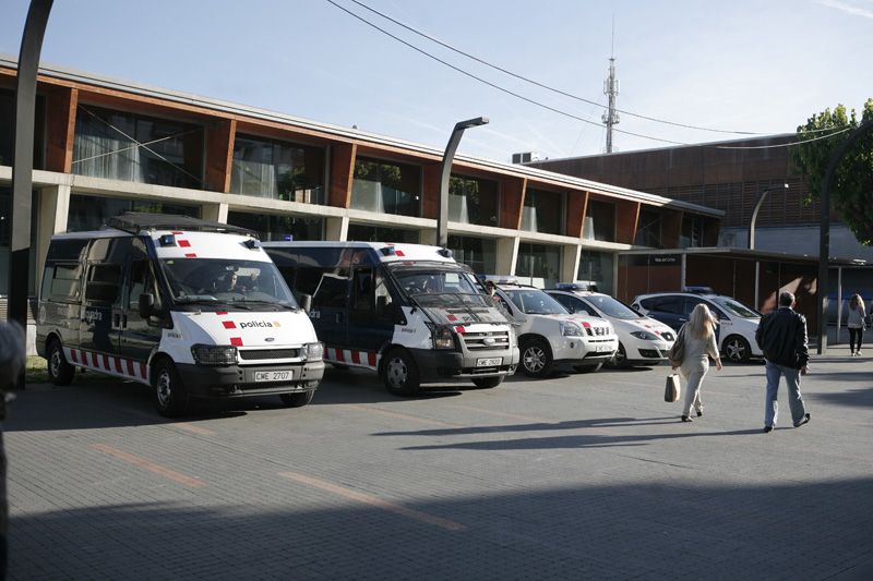 Seguretat davant del pavelló mnunicipal per evitar conflictes entre les dues aficions