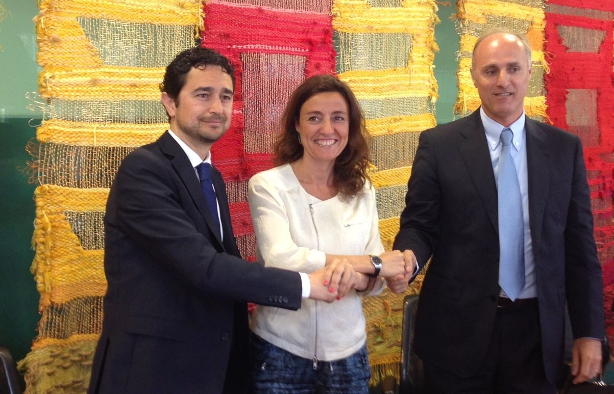 El director d'Incasòl, Damià Calvet, l'alcaldessa, Mercè Conesa i el director general de Leroy Merlin, Ignacio Juan. FOTO: A.Mira