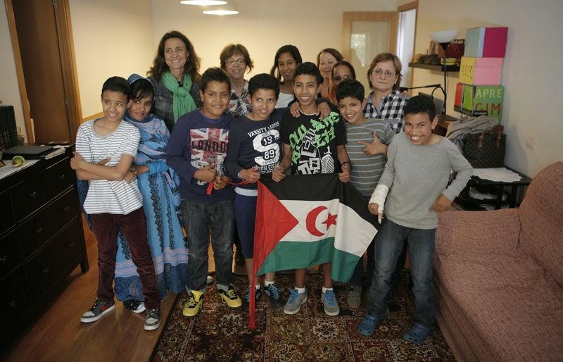 Foto de família al pis d'acollida de Volpalleres després de la signatura del conveni. FOTO: ARtur Ribera