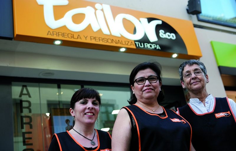 Les costureres de la nova botiga de Tailor & Co.
