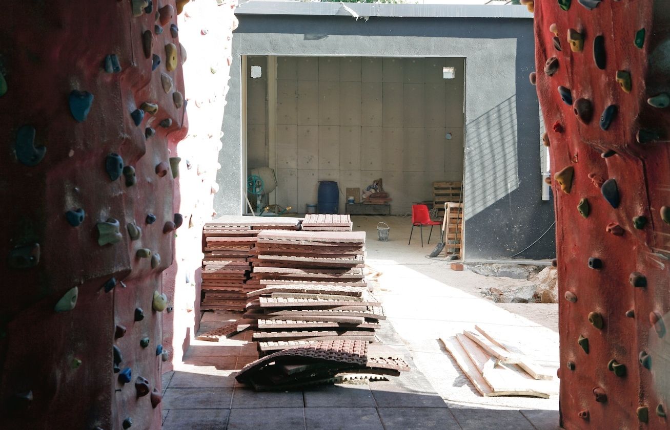 El CM Sant Cugat està construint un boulder al rocòdrom. FOTO: Artur Ribera