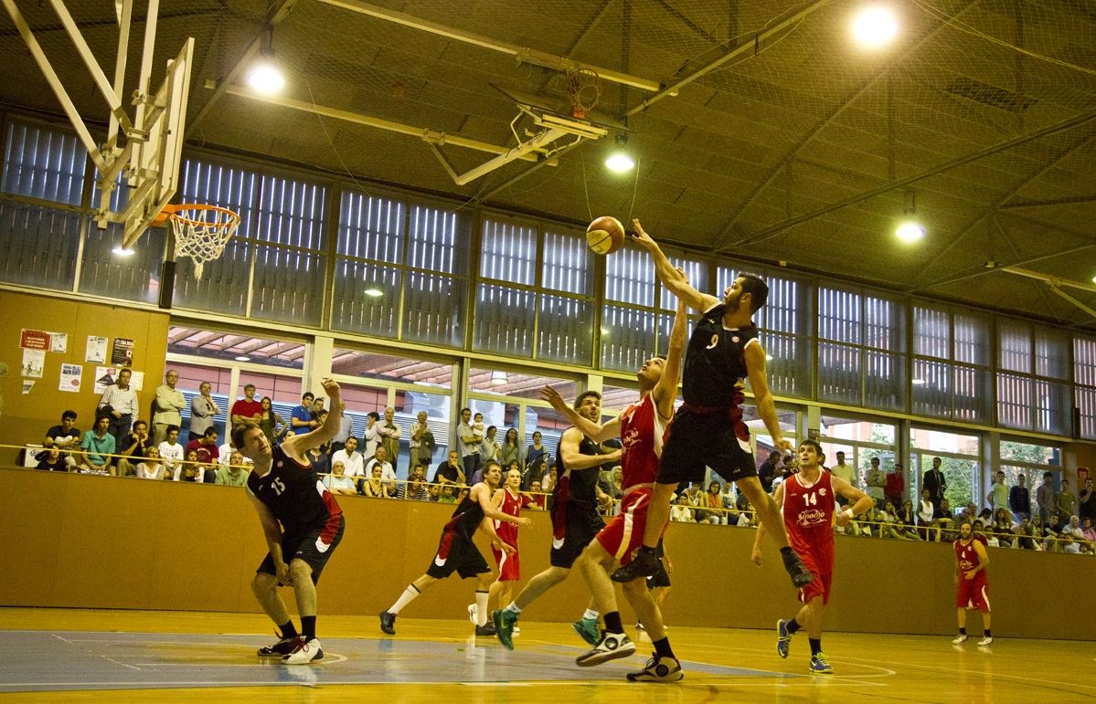 A l'esquerra de la imatge, Jordi Pons en una acció del partit. FOTO: Estefania Bedmar