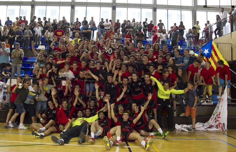 Els jugadors celebren amb l'afició el títol i l'ascens. FOTO: Estefania Bedmar