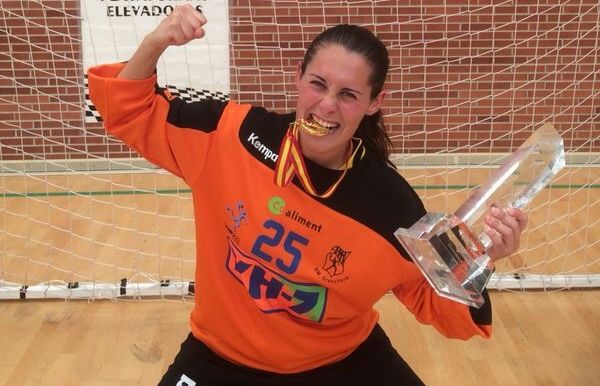 Andrea de la Torre, amb la medalla d'or i el trofeu. FOTO: BM Granollers