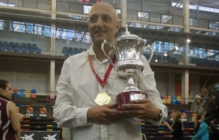 Dani José, amb el trofeu de campió. FOTO: Bàsquet Femení Sant Adrià