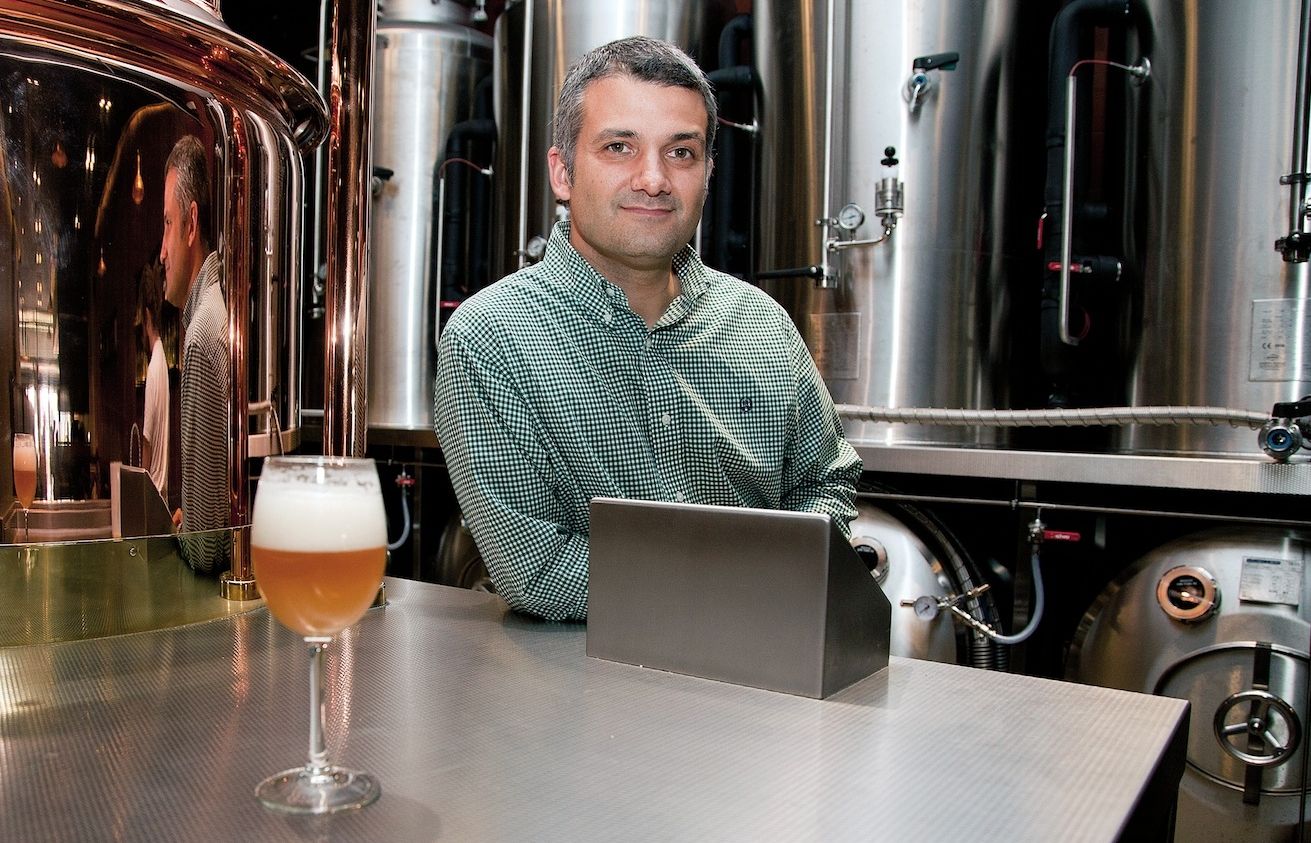 El gerent dins de la  microcerveseria al  Xarlot. FOTO: Lali Puig