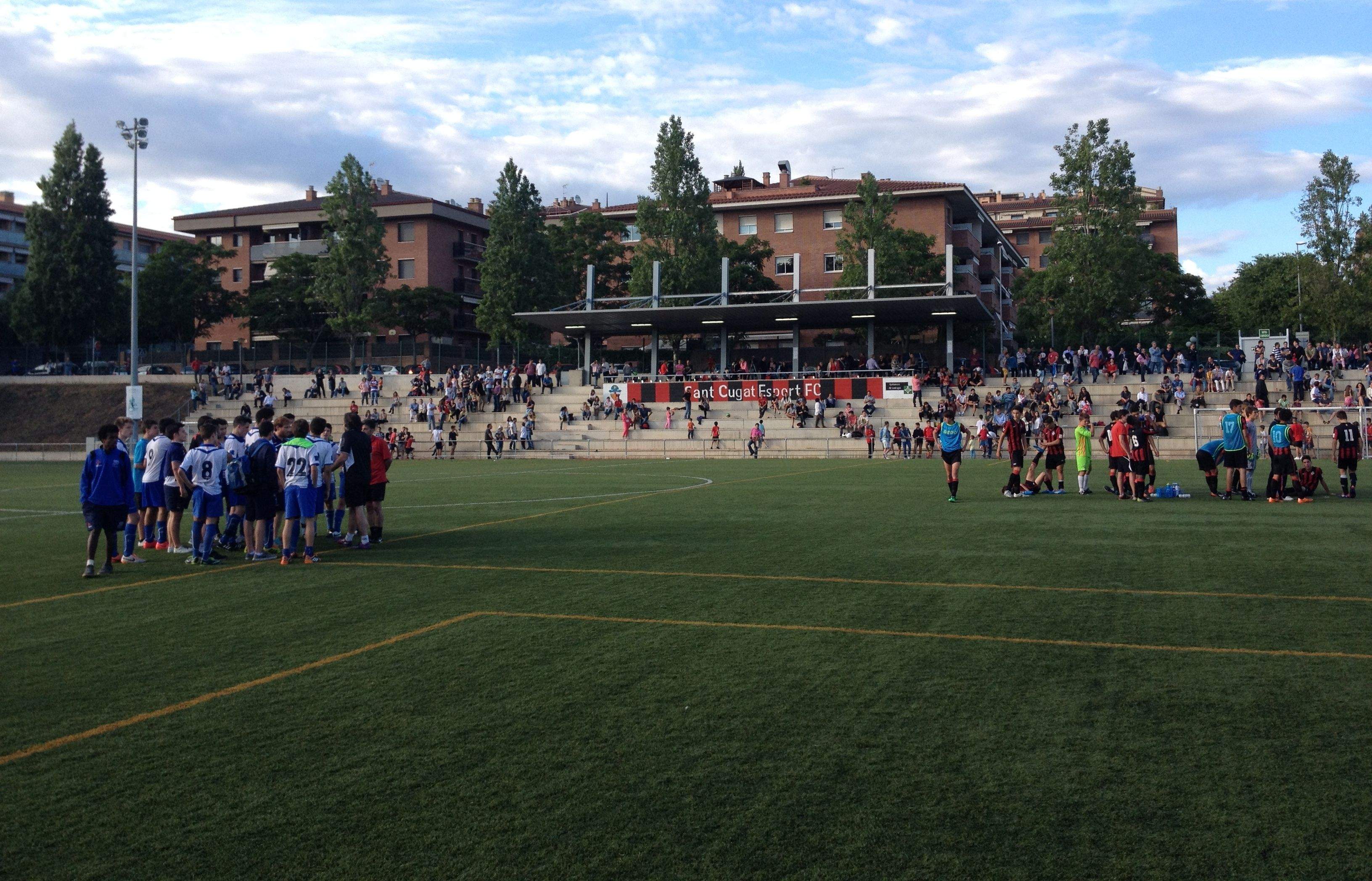 Els dos equips sobre la gespa de la ZEM Jaume Tubau, després que l'àrbitre xiulés el final del partit. FOTO: Artur Ribera