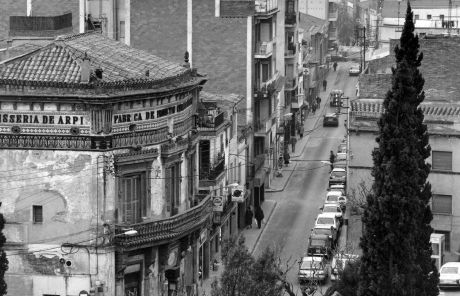 Carrer Santiago Rusiñol els anys 80, quan encara hi circulaven vehicles. FOTO: Jordi Fonolleda 