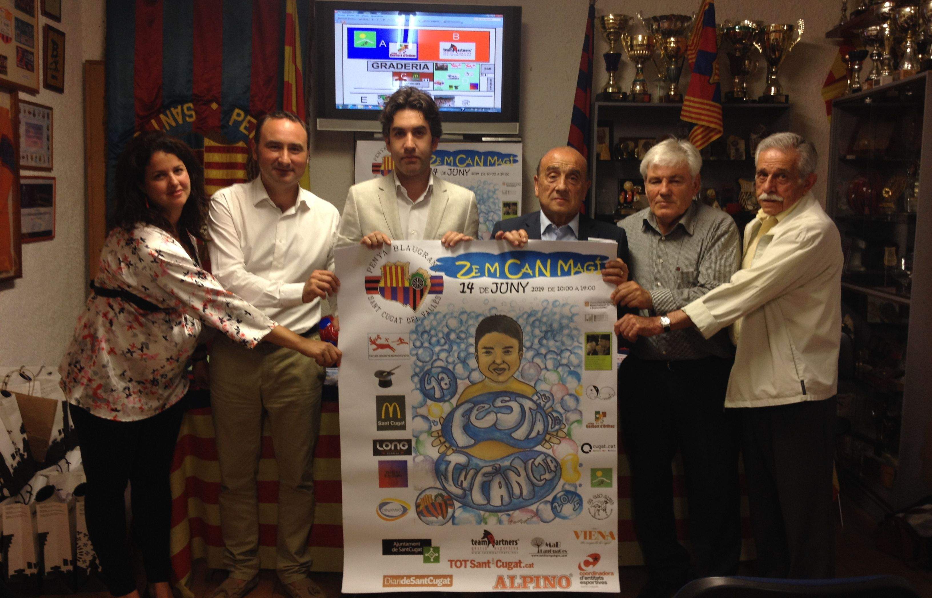 Esther Alòs, Joan Carles Galofré, Xavier Tizón, Josep Castellà, Josep Maria Felez i Julio de Paz, amb el cartell de la 4a Festa de la Infància. FOTO: À. L. P. 