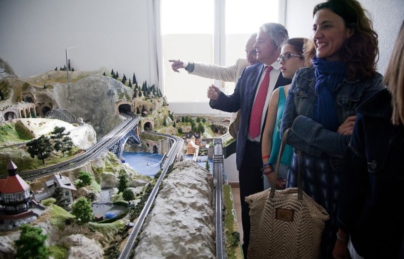 Un moment de la presentació davant d'una de les tres maquetes. FOTO: Lali Puig