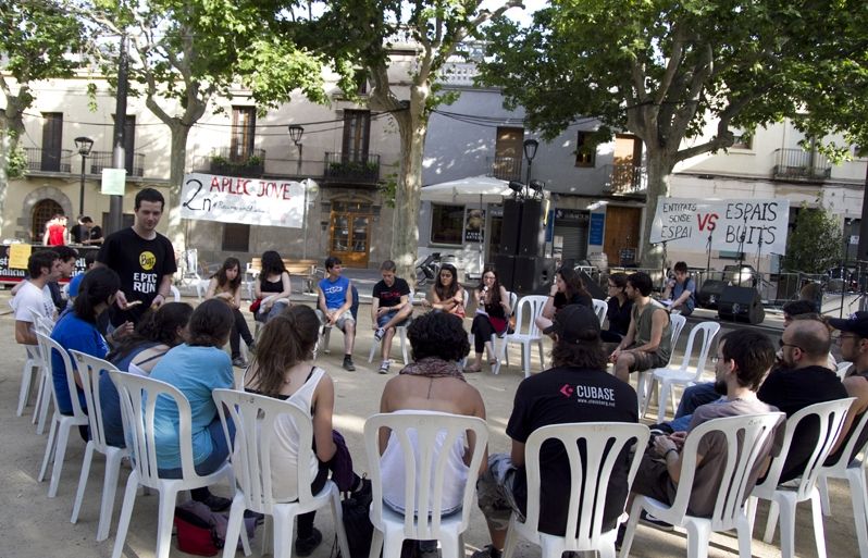 Joves de diverses entitats s'han trobat a la plaça de Barcelona. FOTO: Estefania Bedmar