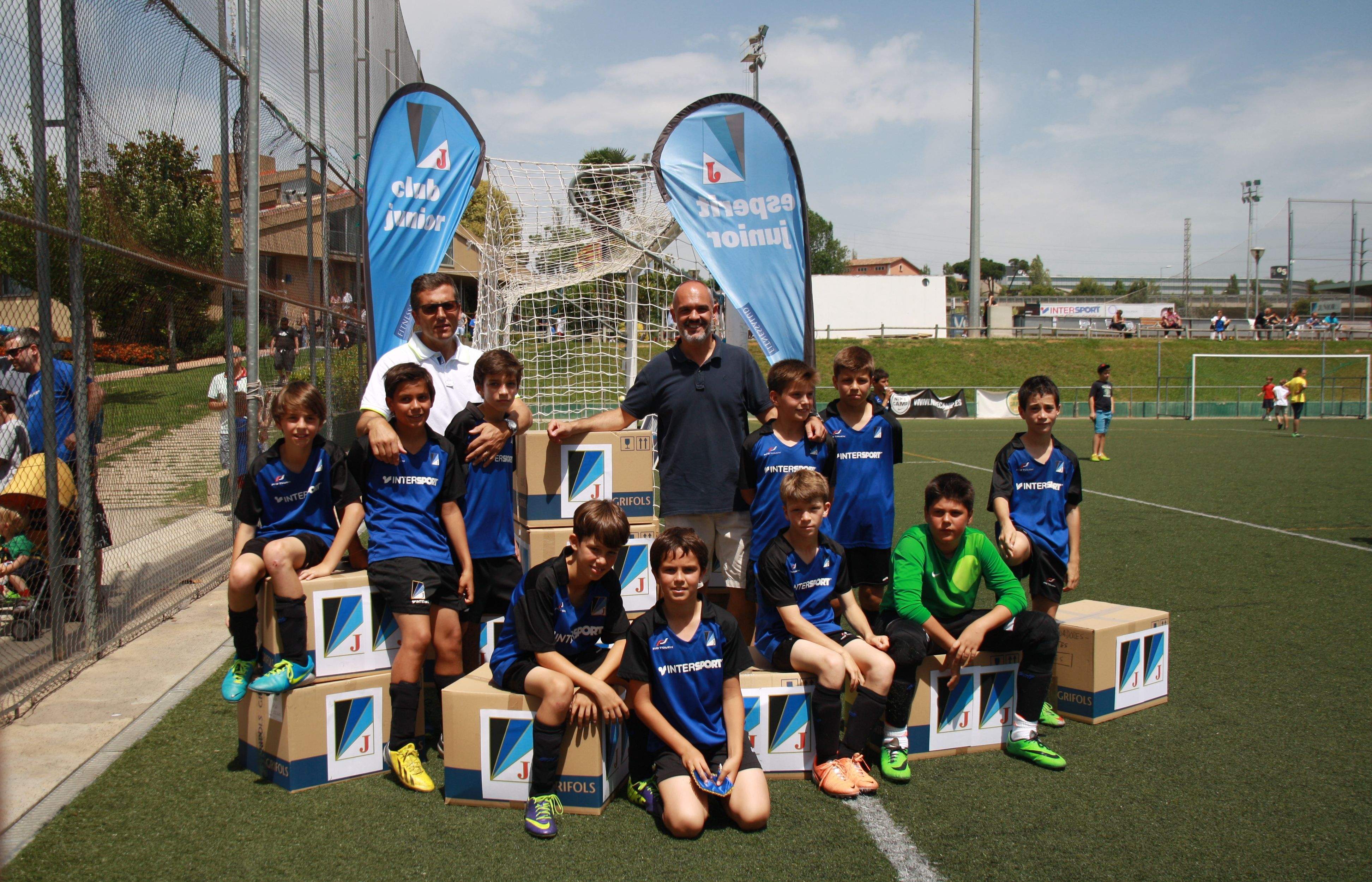El Junior FC ha lliurat 18 caixes de material esportiu a l'ONG Esport Solidari Internacional (ESI). FOTO: Àlex López Puig