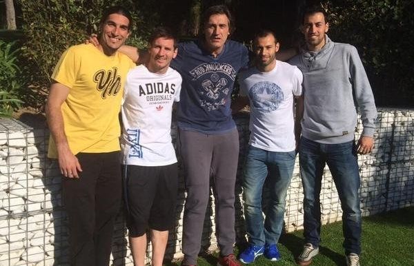 Busquets, Pinto, Mascherano y Messi en el asado. Foto extreta del Twitter Pinto
