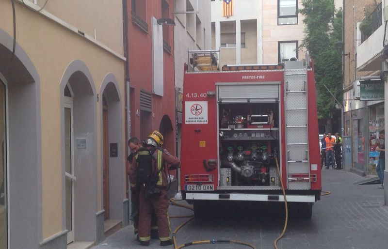 Els Bombers apagant el foc. FOTO: Cinta Caballé