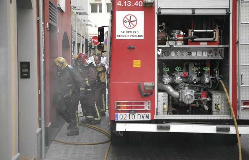 Els bombers treballant en el foc. FOTO: Artur Ribera 