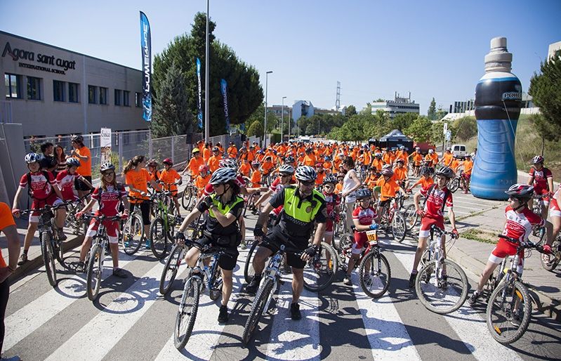 Prop de 500 persones, a la sortida de la Bicicletada Popular. FOTO: Lali Puig