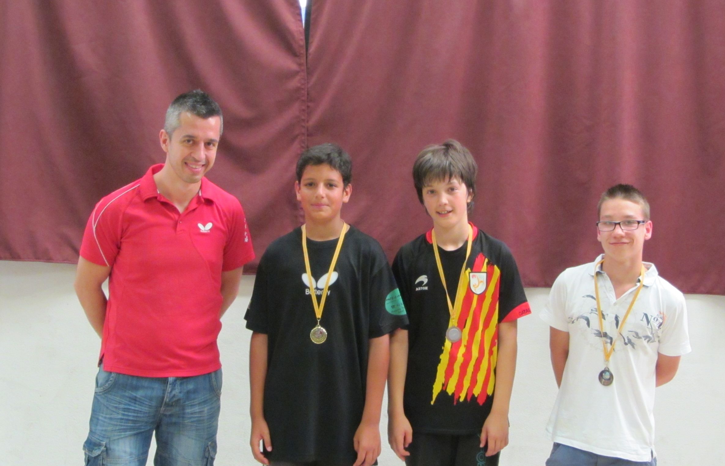 Els tres primers classificats de la categoria aleví-infantil. FOTO: Cedida