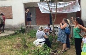 El col·lectiu 6 claus va ocupar a l'estiu les cases dels mestres per forçar a l'Ajuntament a introduir la masoveria urbana. FOTO: Àgata Guinó