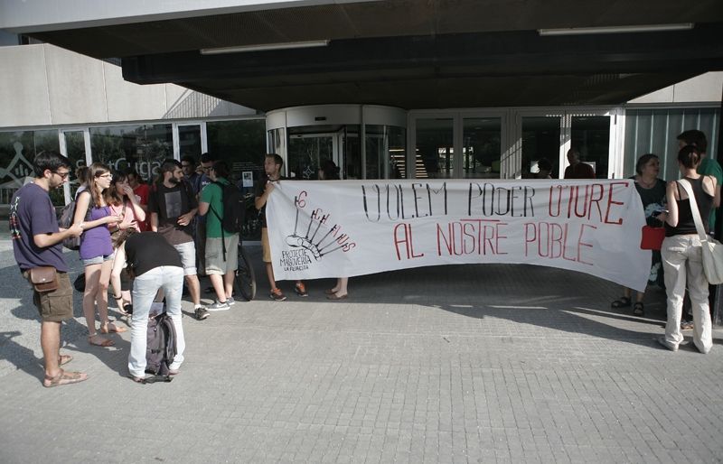 El Col·lectiu 6 Claus s'ha concentrat davant l'Ajuntament aquest dilluns, 16 de juny. FOTO: A. Ribera
